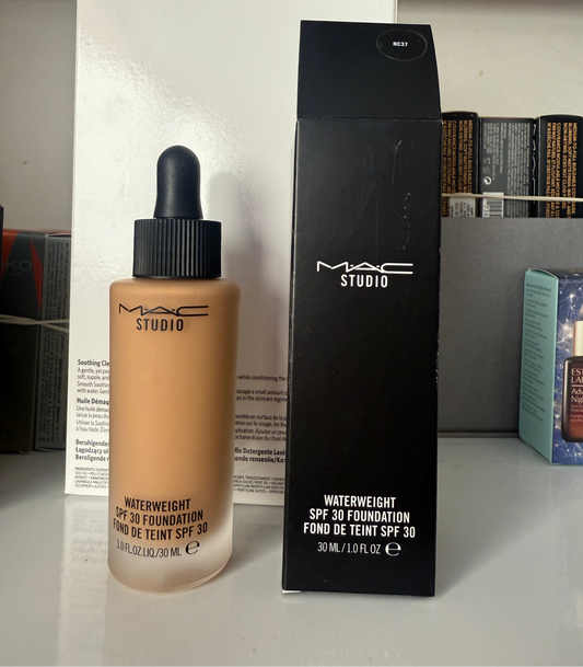 Base de maquillaje MAC Waterweight